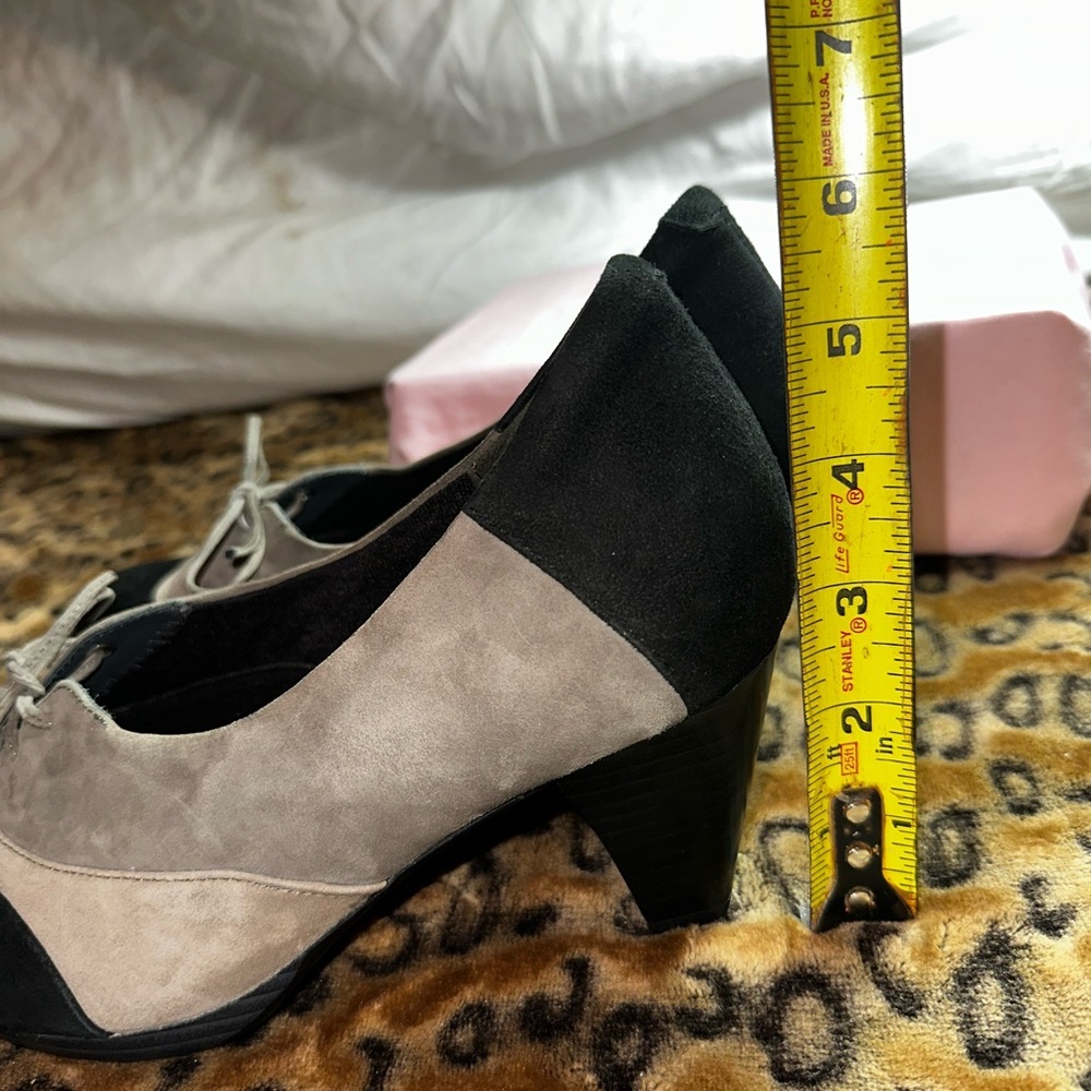 Ziera Oxford Heels 38.5 / US 7.5 – Two Tone Black & Taupe Suede Lace Up Pumps - Picture 4 of 11